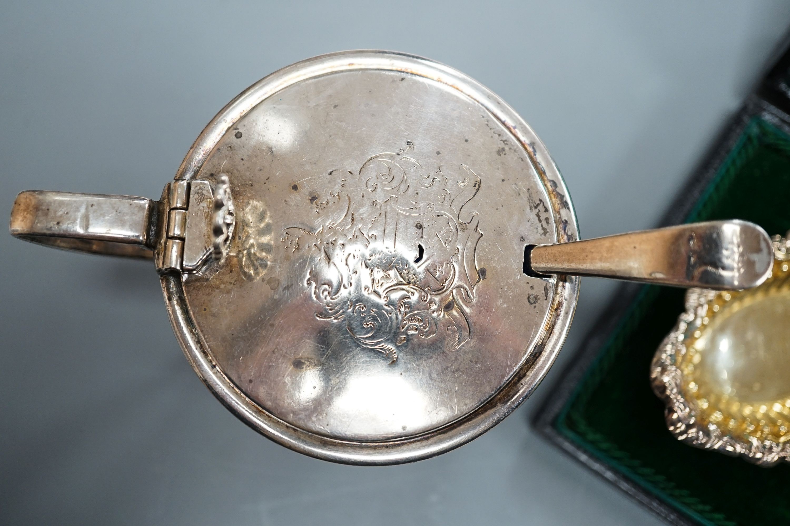 A Victorian pierced silver drum mustard, London, 1839 and a cased pair of silver salts with spoons.